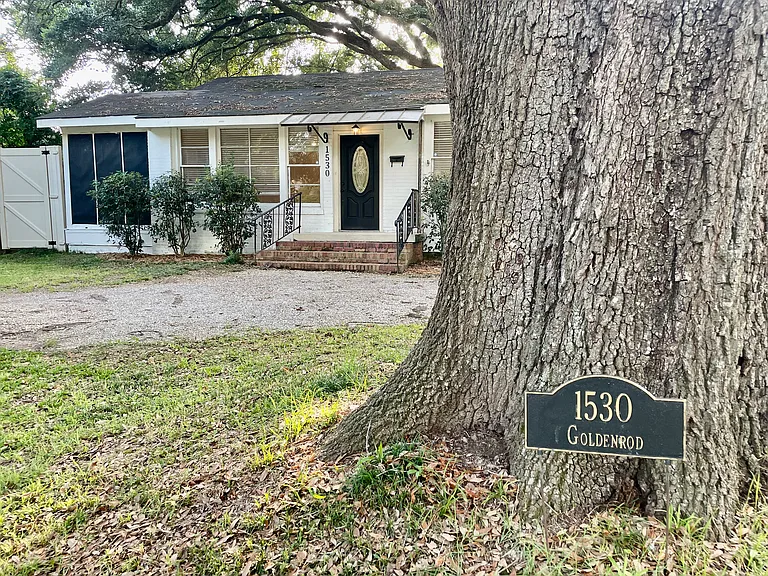 Front of house at 1530 Goldenrod just off of Hundred Oaks and Acadian in the perfect area of Baton Rouge. Call or text Steele Pollard to schedule a showing.