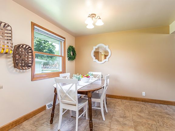 5th image of 484 Saint Bernard Dr