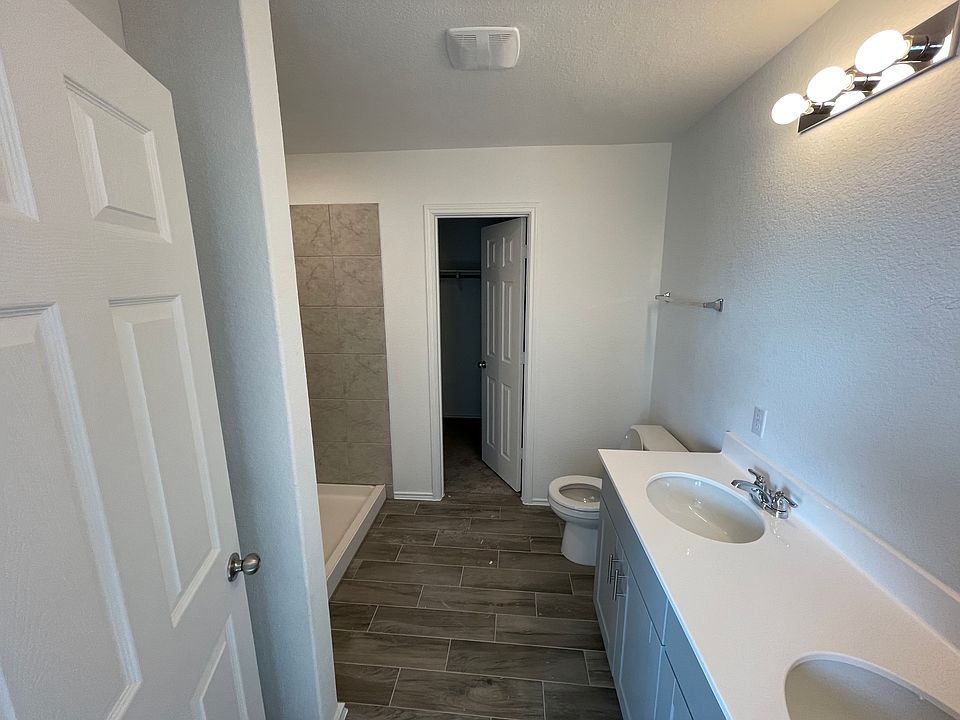 1st image of 125 Bennington Dr #125