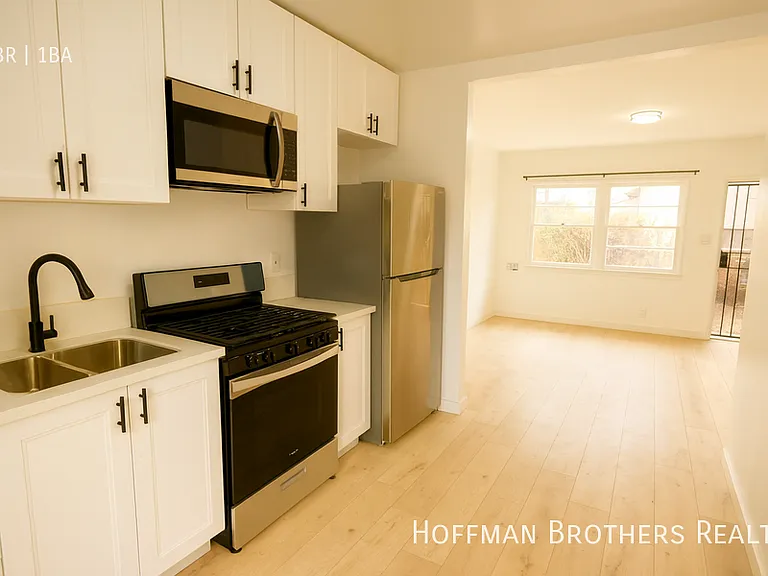 845 W 82nd St — Photo 2