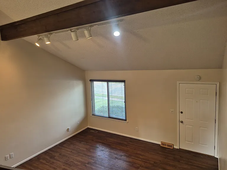 305 S Scarborough St — Photo 3