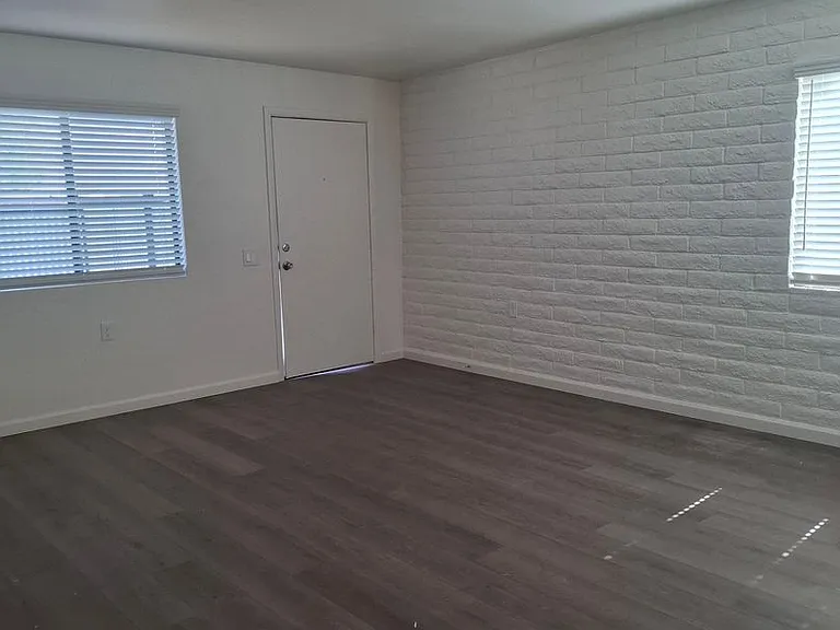 Taylor Heights Apartments — Photo 16