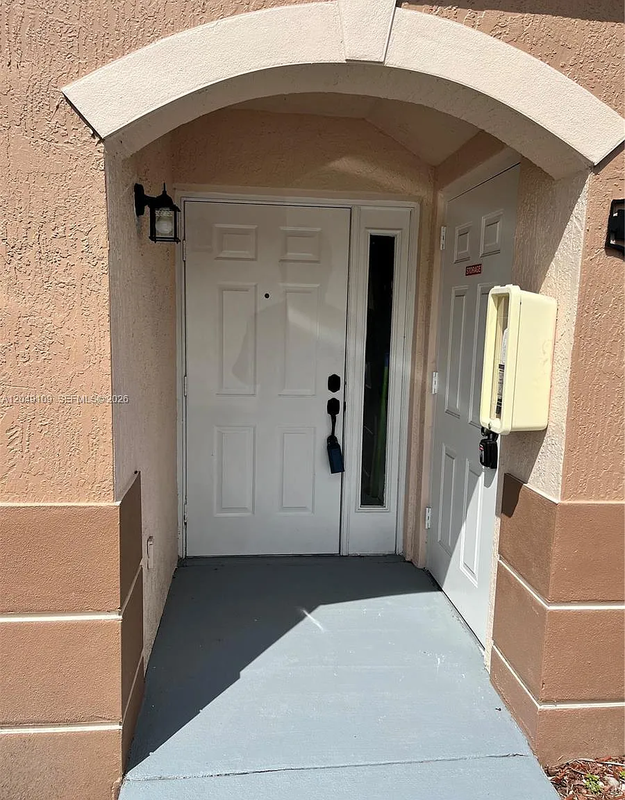 Venetia Gardens Condo — Photo 1