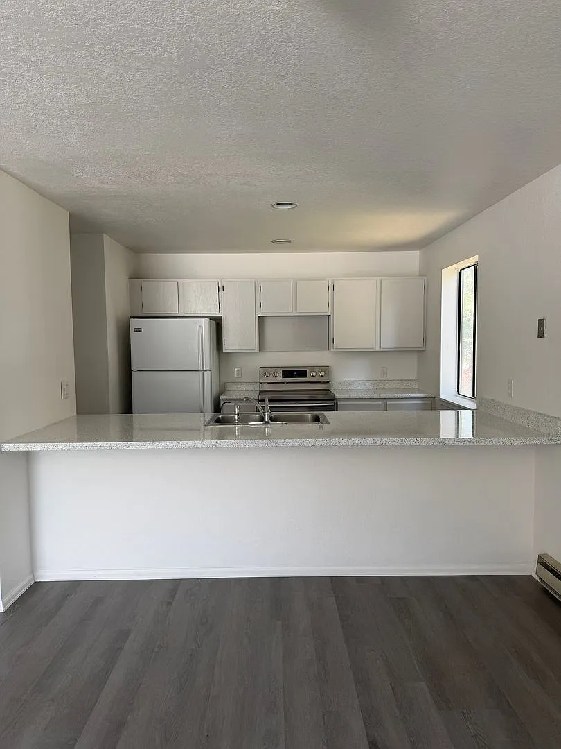 Building Photo - 2015 Blake Ave #19