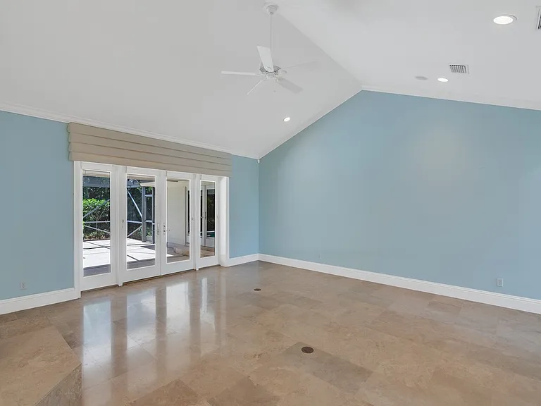 1575 Shorelands Dr E — Photo 3