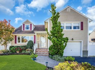 3906 Ralph St S, Seaford, NY 11783