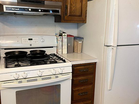 4th image of 2349 Wales Ave