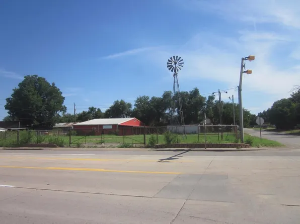 300 Avenue F NE, Childress, TX 79201