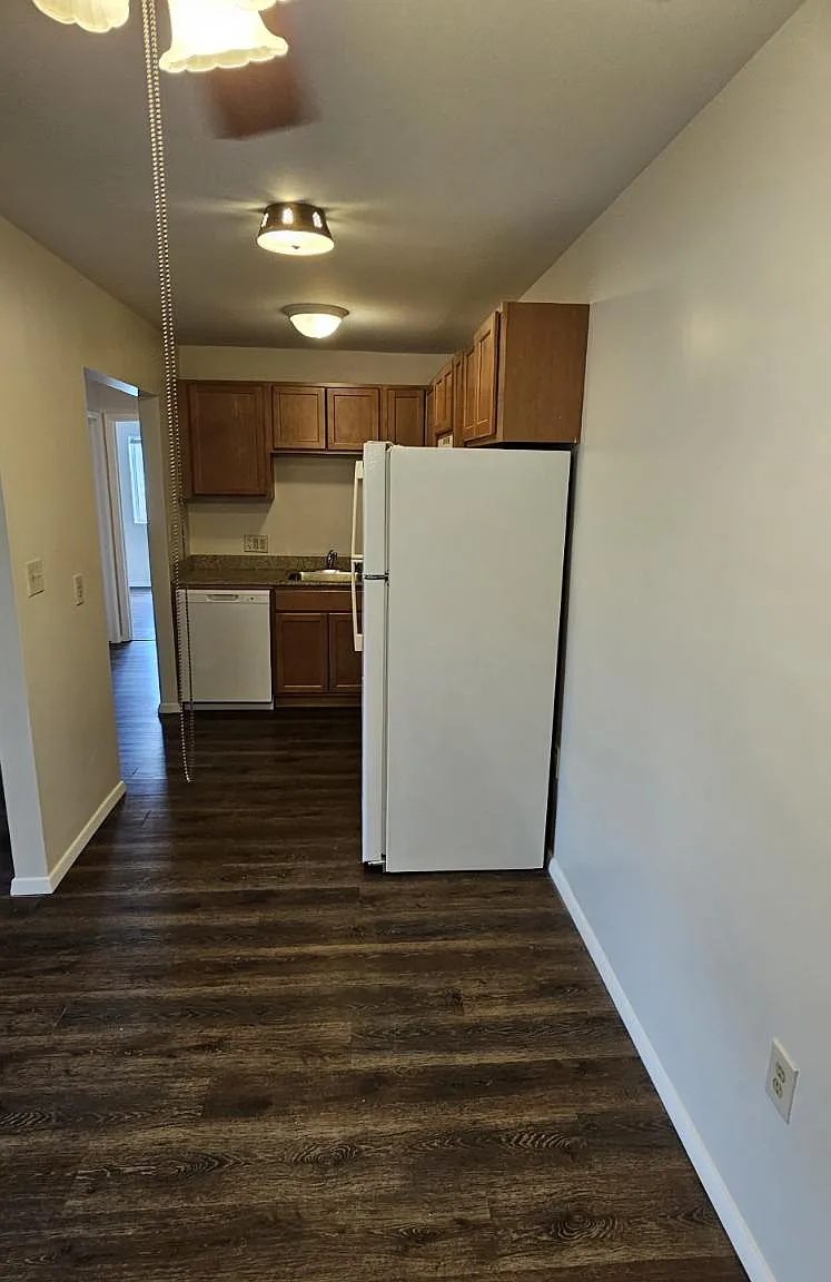 2 bed, 930 sqft, $1,000 — Photo 2