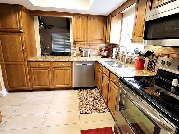 4th image of 1412 Oakwood Ln