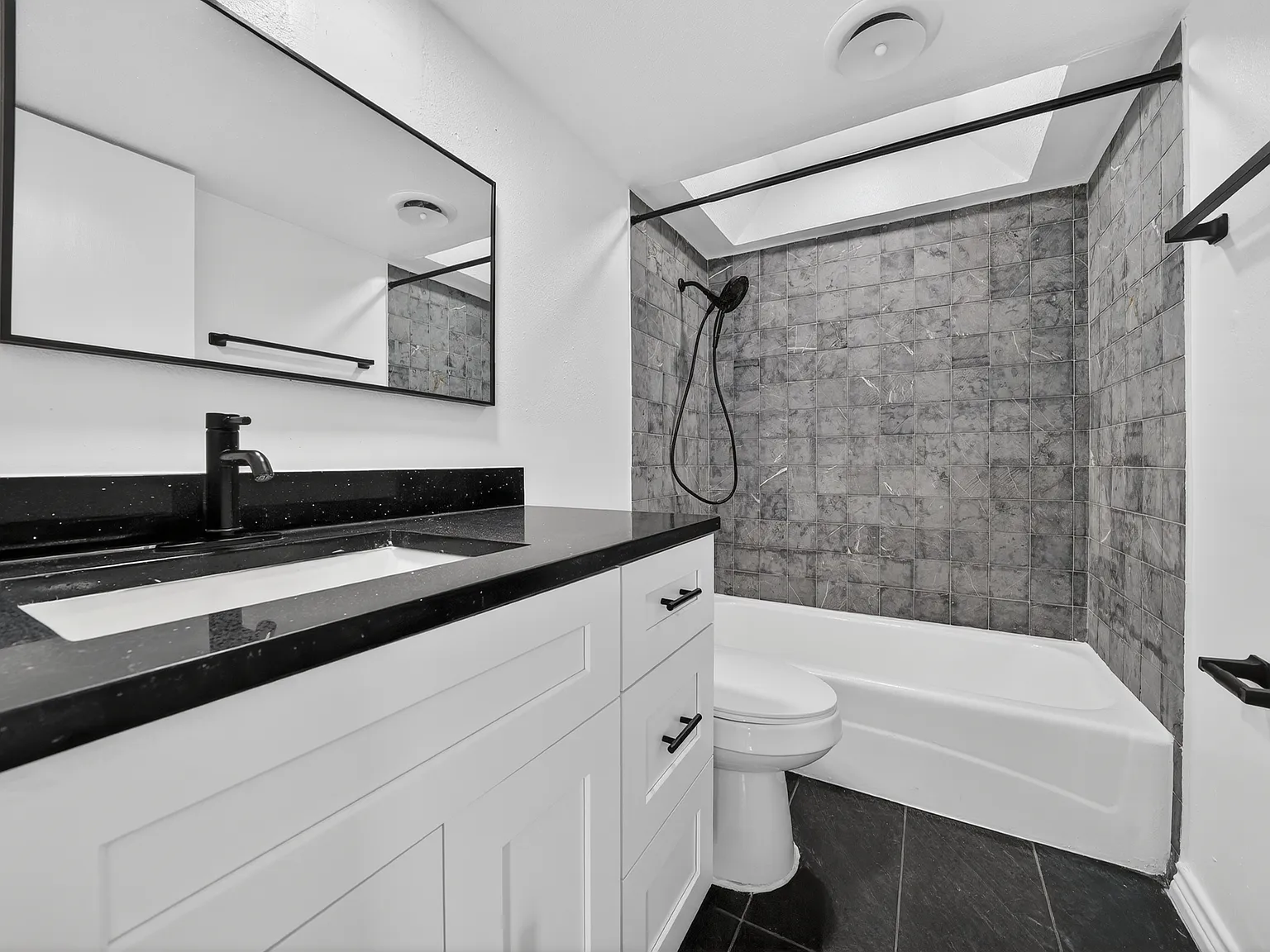 Four Oaks Apartments — Photo 4