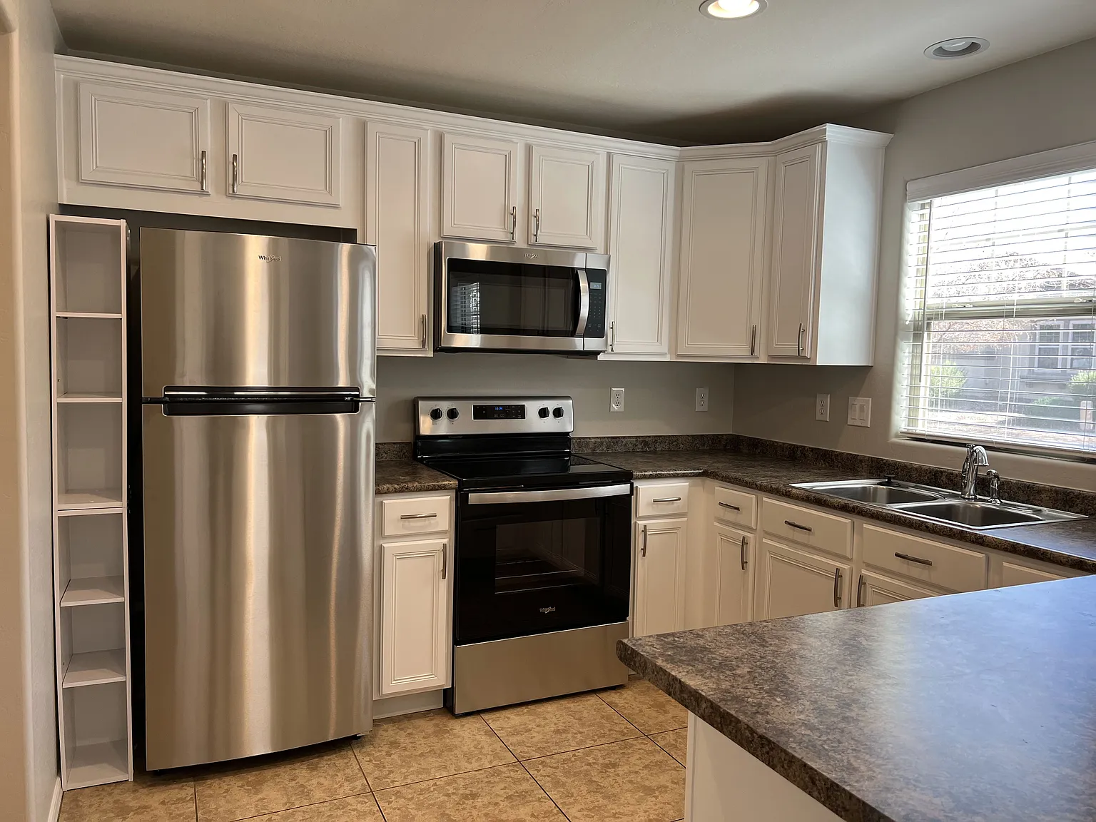 3 bed, 2.5 bath, 1488 sqft, $2,100 — Photo 2