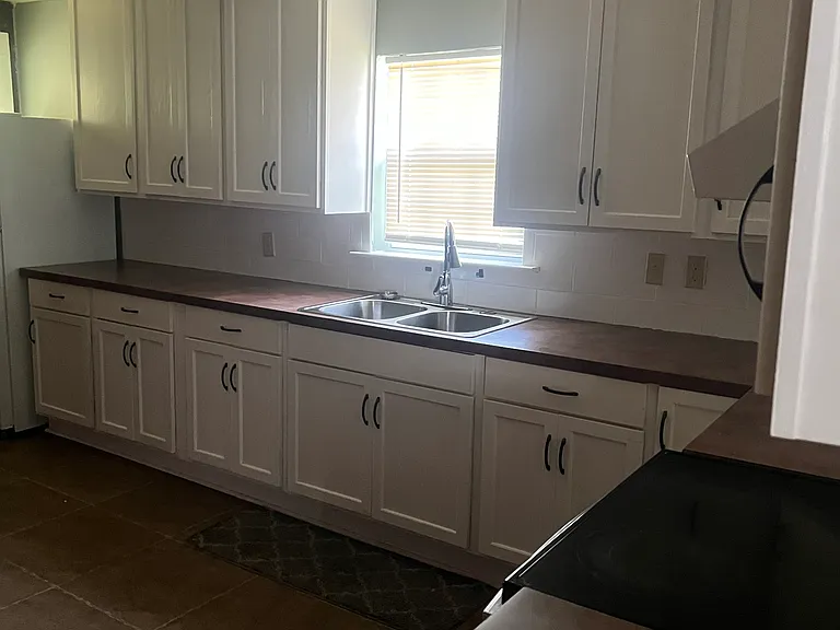 1421 Texas Ave — Photo 4
