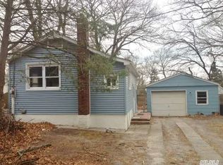 44 Dandelion Rd, Rocky Point, NY 11778