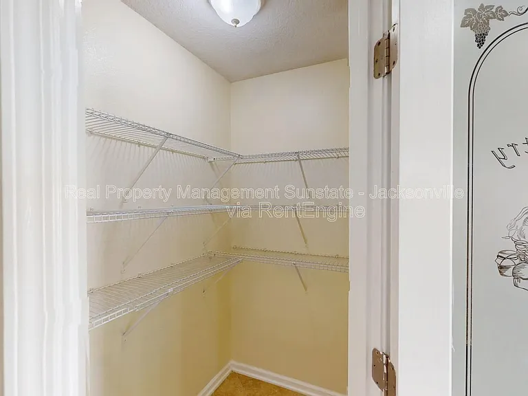 630 Glendale Ln — Photo 8