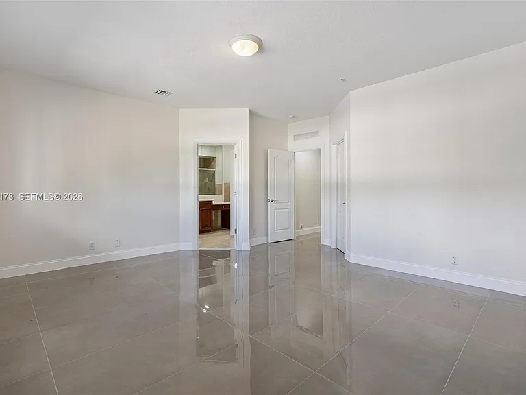 1772 NE 9th St #7 — Photo 12