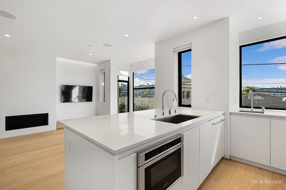 Pristine new construction 3 bedroom,3 bath. Yard. — Photo 4