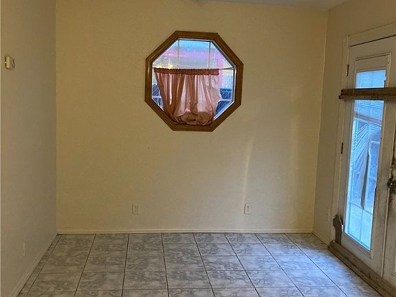 5th image of 127 Dogwood St