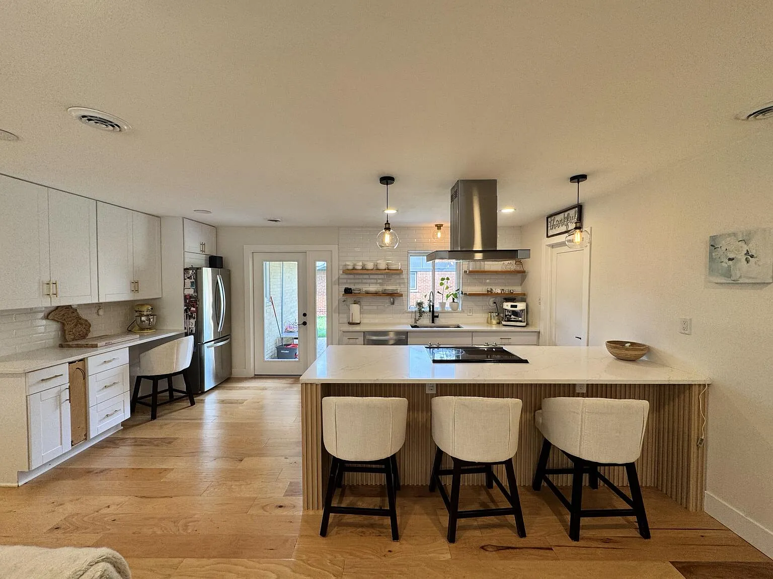 3 bed, 2.0 bath, 1330 sqft, $2,600 — Photo 4