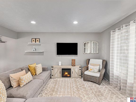 3rd image of 15016 Davenport Cir