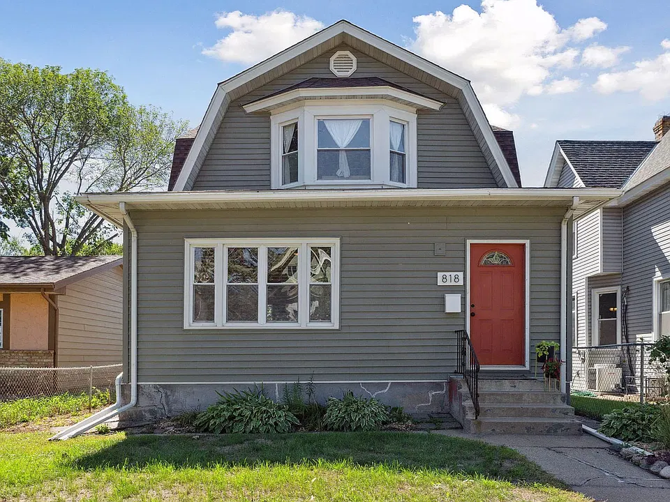 818 University Ave NE