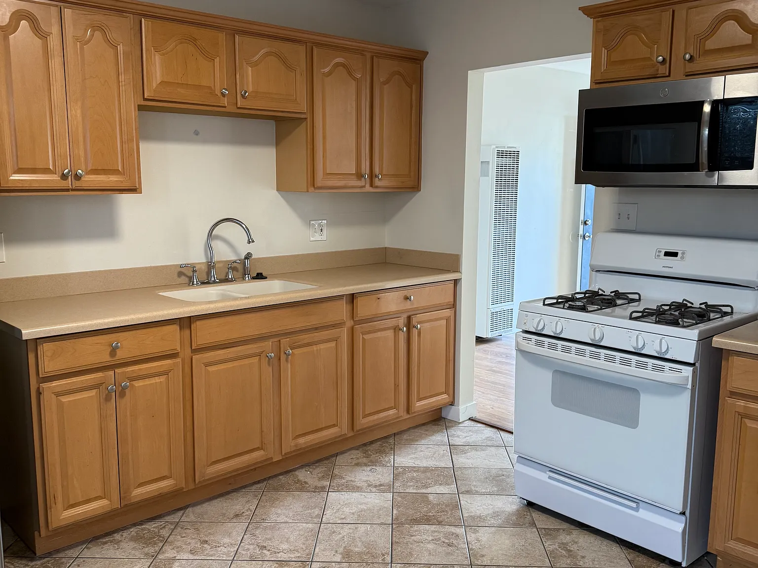 2 bed, 800 sqft, $2,500 — Photo 4