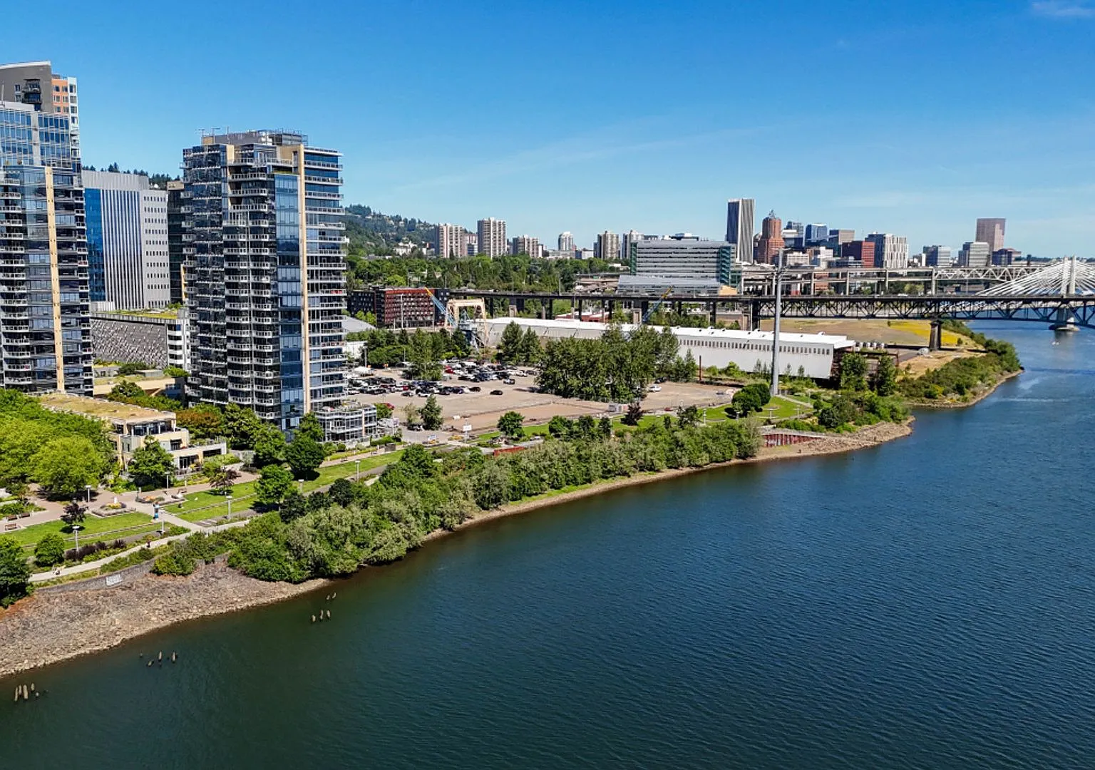 1 BD Condo in Desirable South Waterfront Location! — Photo 1