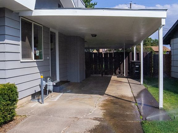 5th image of 636 Canary Ave