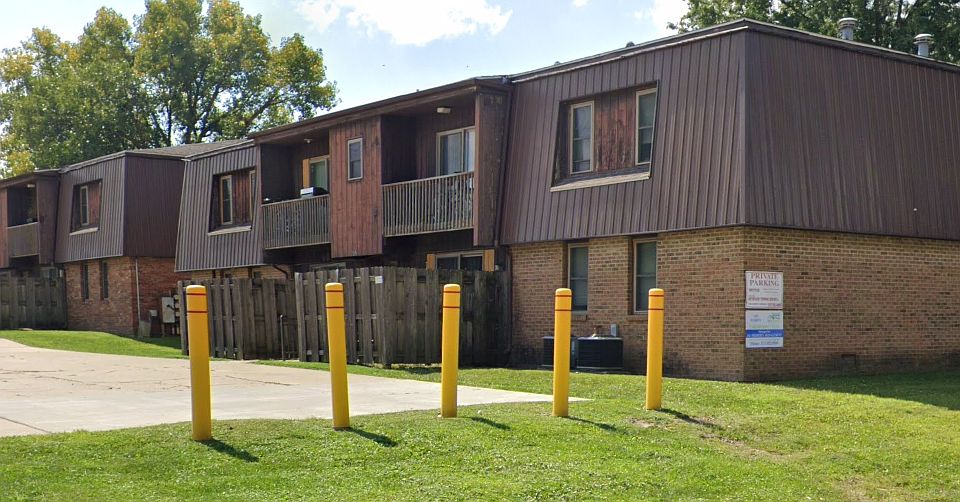 1st image of 105 Surrey Ct #1