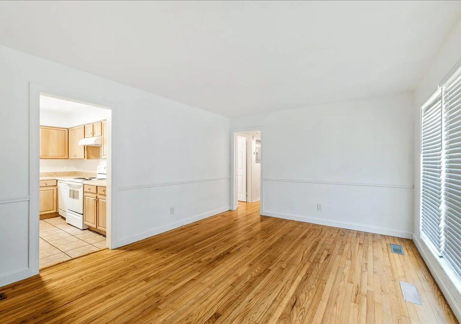 Beautiful 4 Bedroom House 5 Minutes away from FSU for 2027!! — Photo 2