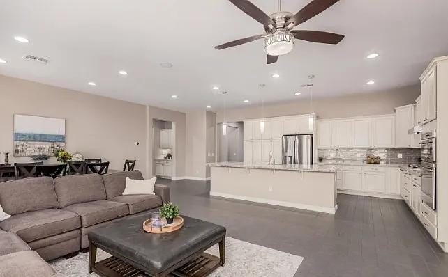 3269 E Ironside Ln — Photo 3