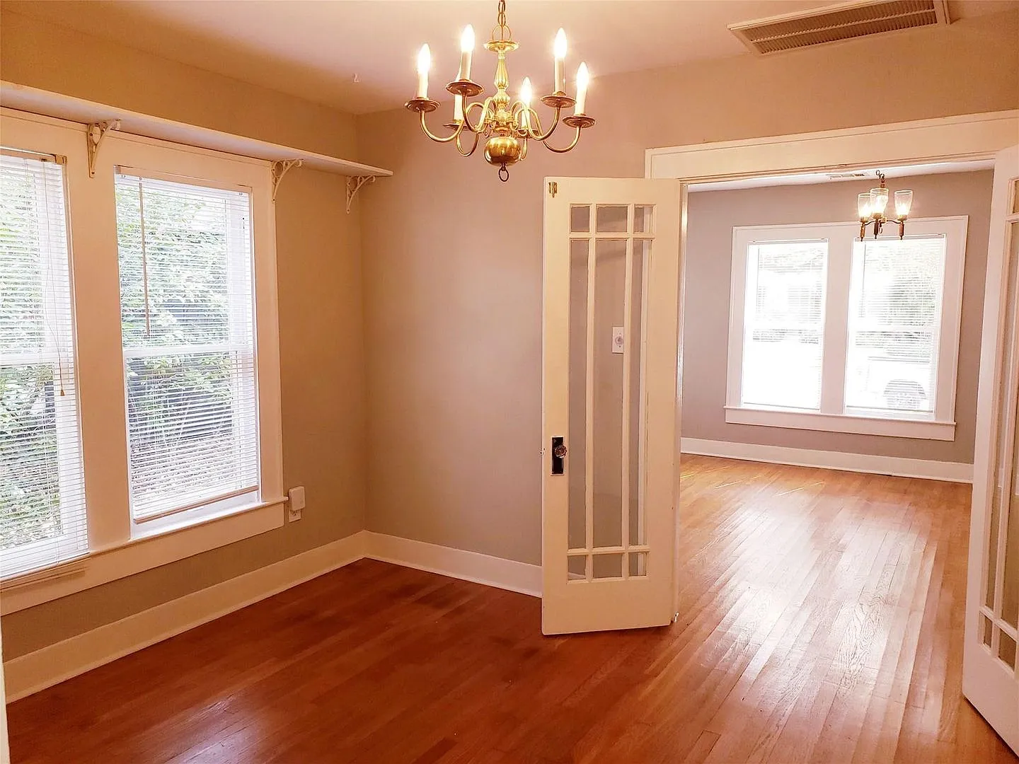 1 Bedroom, 1 Bath Tudor Style Half Duplex in Lakewood — Photo 3