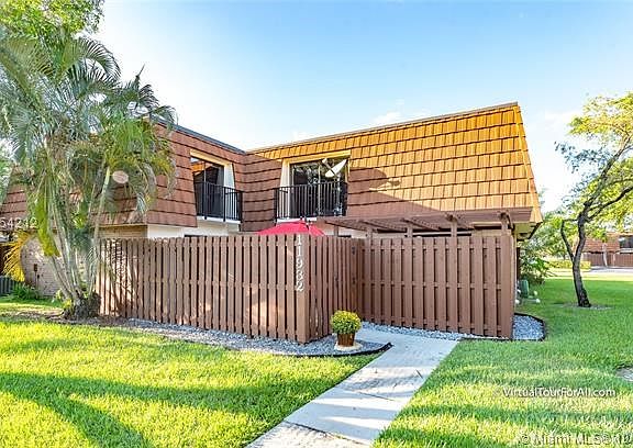 PRIVATE WALKWAY & FENCED IN COURTYARD