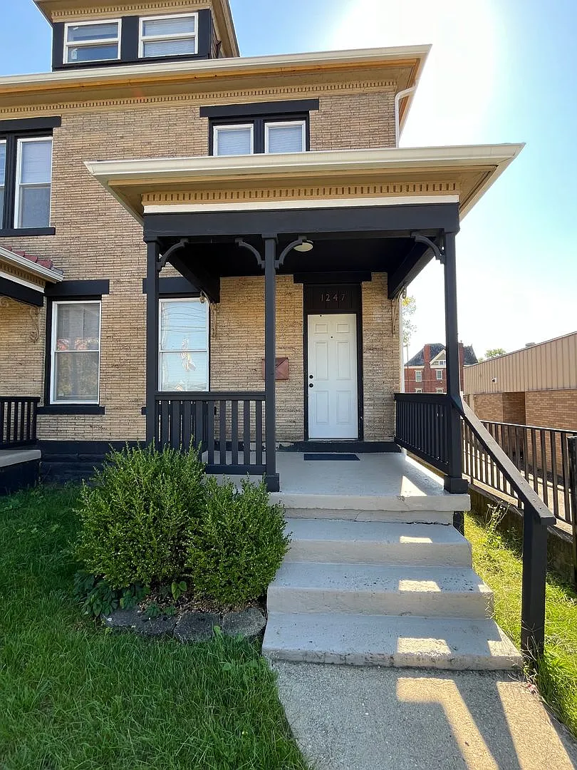1247-1249 E Long St — Photo 3