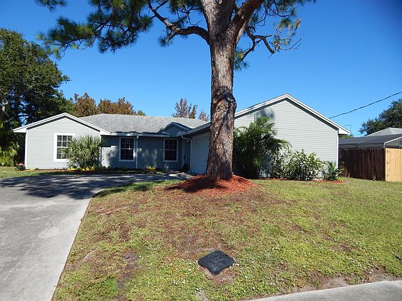 3rd image of 1084 Woodsmere Pkwy