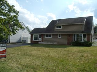 203 Goldenridge Dr, Levittown, PA 19057