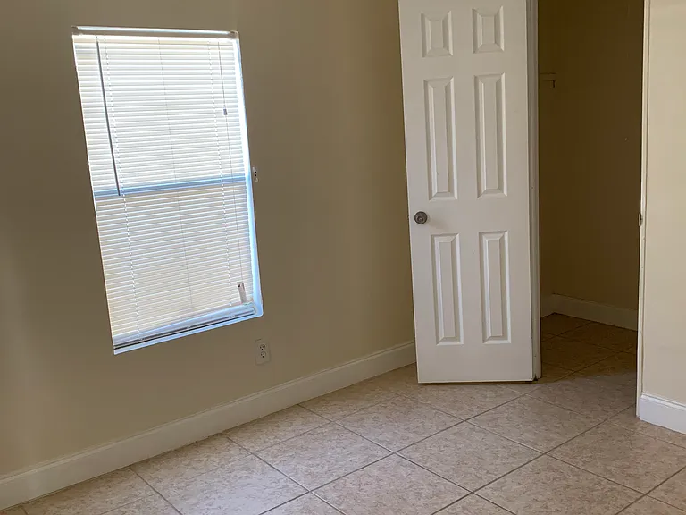 11962 Watergate Cir #B — Photo 8