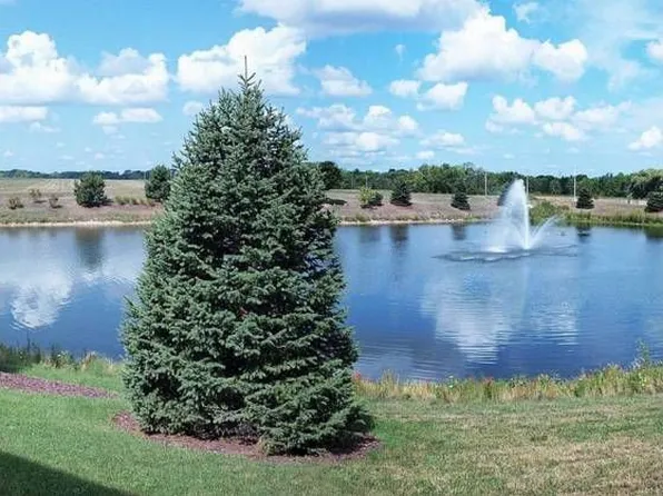 W173N5527 Ravenwood Dr, Menomonee Falls, WI 53051