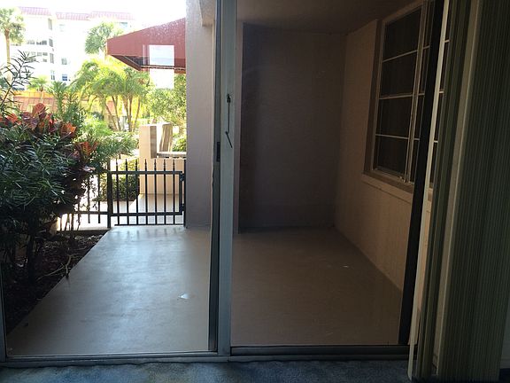 Private patio w/garden 