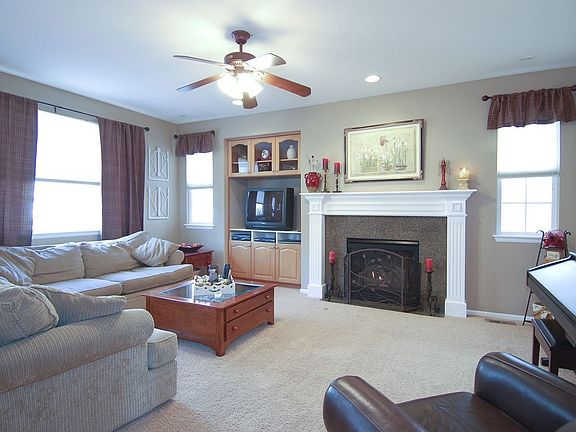 nice familyroom with fireplace