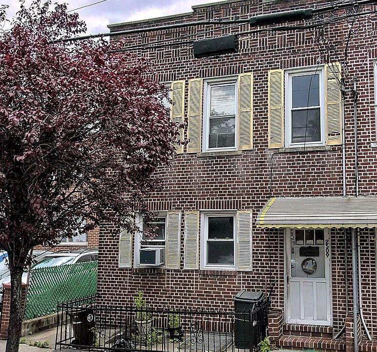 2nd image of 2509 E 12th St #1/2