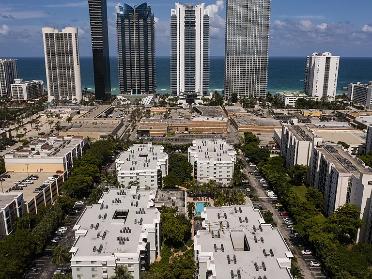 Beach Place — Photo 16