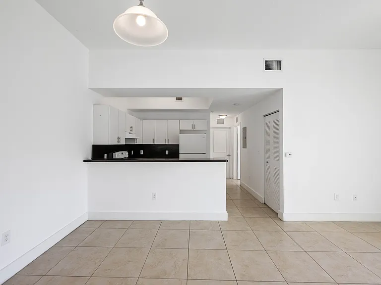 900 SW 7th St #505 — Photo 17