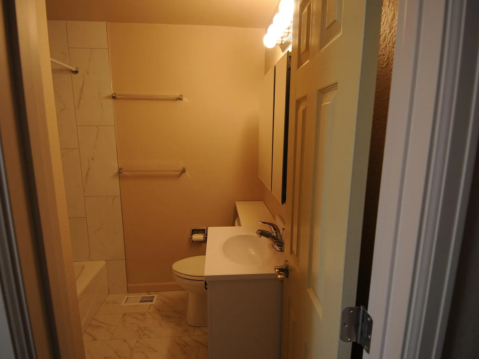 2 bed, 800 sqft, $1,400 — Photo 2
