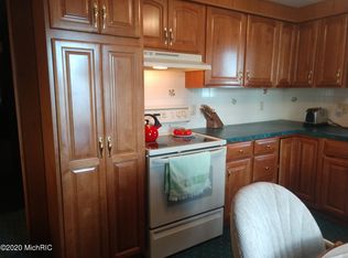 5741 E Pakes Rd, Crystal, MI 48818