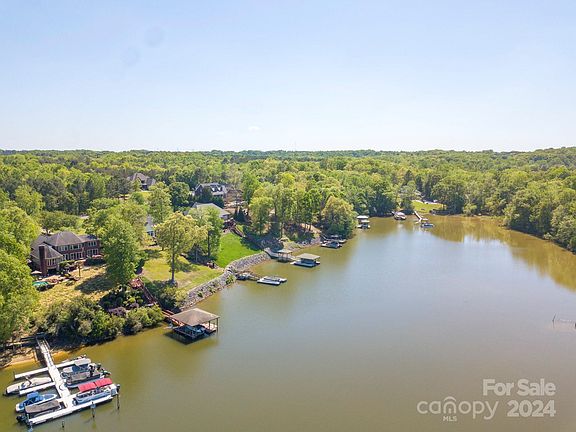 4th image of 233 Blue Heron Dr