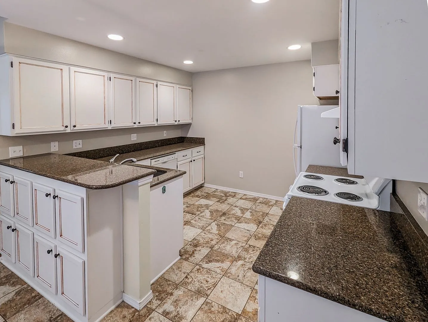 Spacious 3bd/2bth Rambler w/2 car garage & full fenced backyard! — Photo 2
