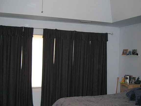 Spacious master bedroom w/tray ceiling
