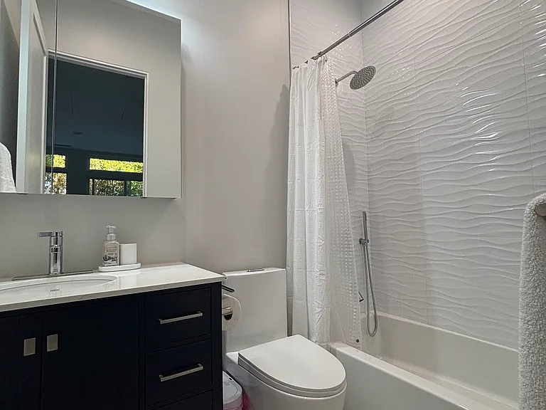Second full bathroom with the tub