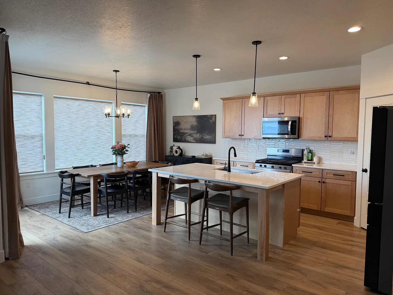 4 bed, 2.5 bath, 2400 sqft, $2,800 — Photo 1